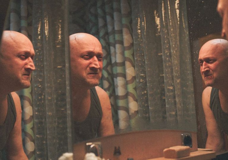 Трейлер сериала Okko «Встать на ноги»: Гоша Куценко налаживает отношения с Милой Ершовой